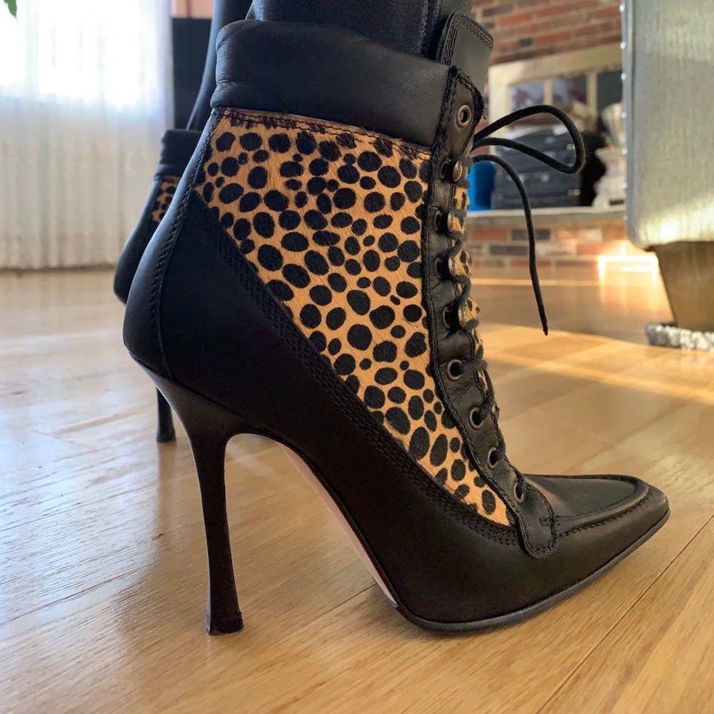 Manolo Blahnik ankle boots size 35, worn once, still has the tag on the sole